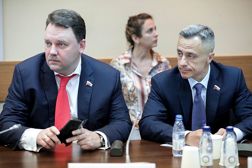 Заместитель Председателя Комитета по экономической политике Артем Кирьянов и заместитель Председателя Комитета по вопросам собственности, земельным и имущественным отношениям Владимир Самокиш