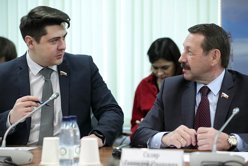 Заместители Председателя Комитета по промышленности и торговле Александр Спиридонов и Геннадий Скляр