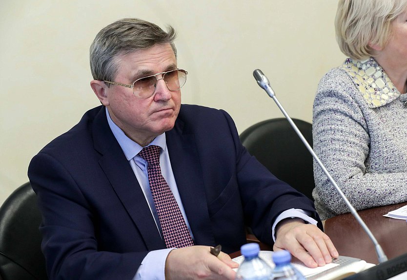 Первый заместитель Председателя Комитета по образованию и науке Олег Смолин