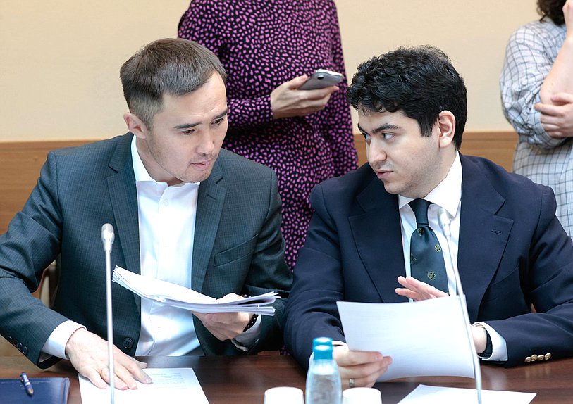 Заместитель Председателя Комитета по экологии, природным ресурсам и охране окружающей среды Дашибал Мункожаргалов и член Комитета Георгий Арапов