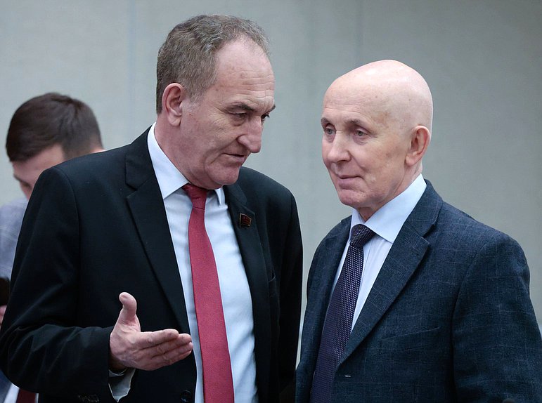 Член Комитета по аграрным вопросам Николай Васильев и Первый заместитель Председателя Комитета по государственному строительству и законодательству Юрий Синельщиков