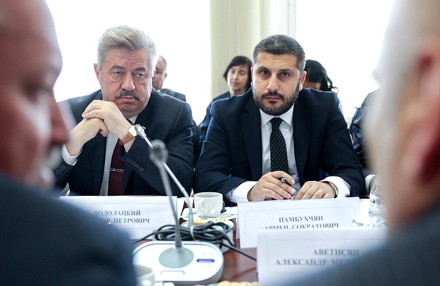 Первый заместитель Председателя Комитета по делам СНГ, евразийской интеграции и связям с соотечественниками Виктор Водолацкий (слева)