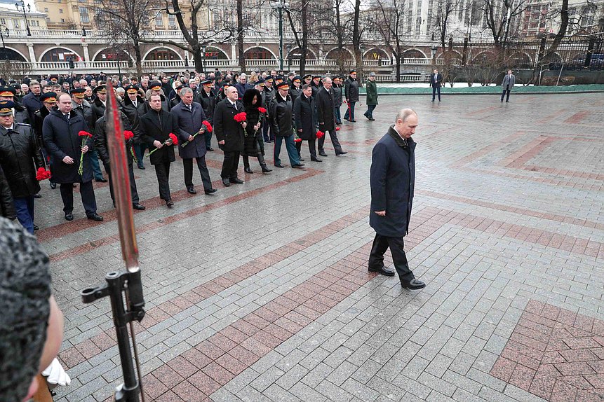 Возложение цветов к Могиле Неизвестного Солдата и к памятнику Г.К. Жукову в День защитника Отечества