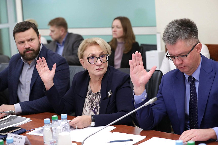 Заместители Председателя Комитета по энергетике Юрий Станкевич, Наталья Назарова и Дмитрий Исламов