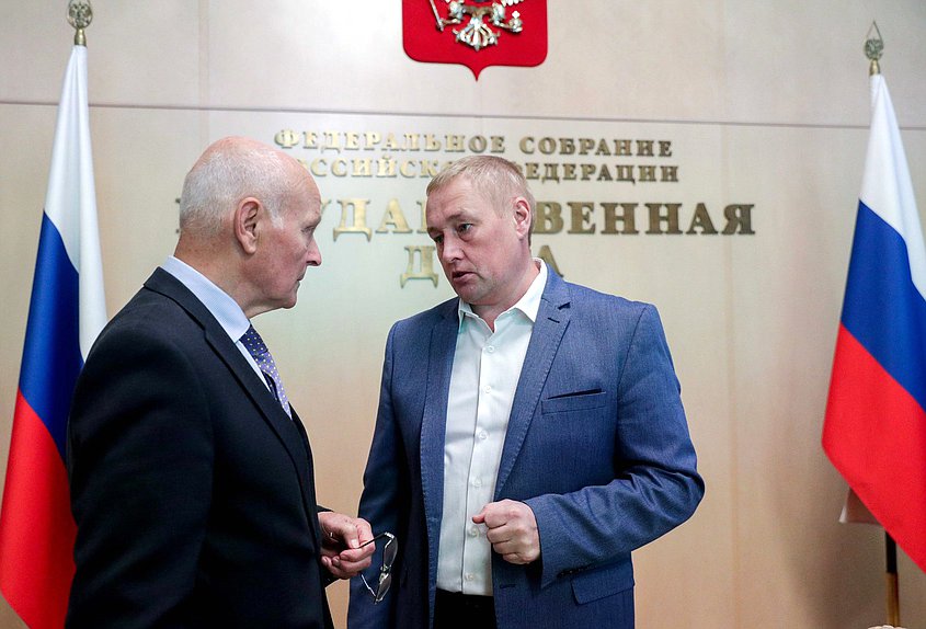 Член Комитета по безопасности и противодействию коррупции Николай Рыжак и член Комитета по контролю и Регламенту Андрей Альшевских
