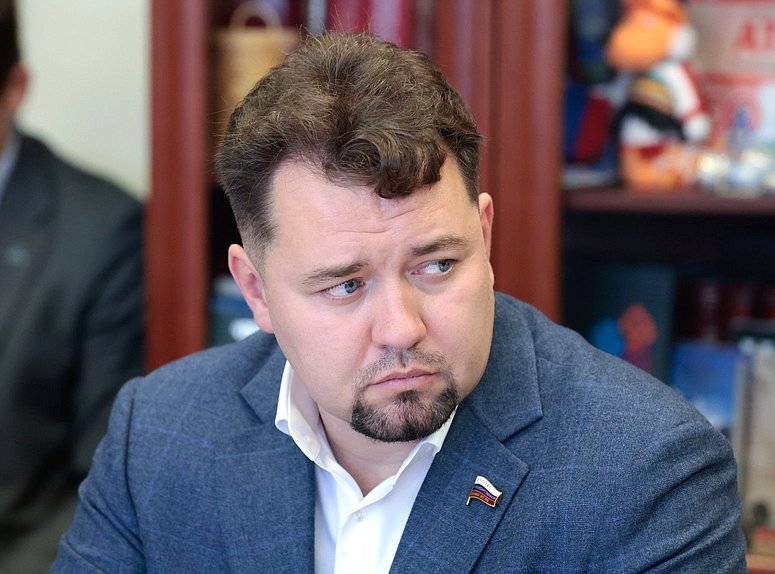 Член Комитета по молодежной политике Антон Ковалев