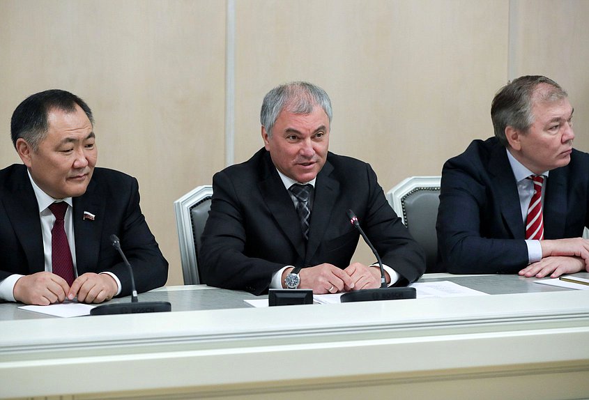 Заместитель Председателя Государственной Думы Шолбан Кара-оол, Председатель Государственной Думы Вячеслав Володин и Председатель Комитета по делам СНГ, евразийской интеграции и связям с соотечественниками Леонид Калашников