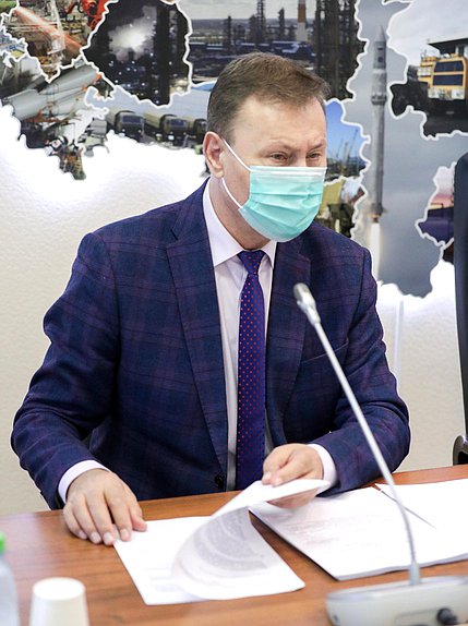 Первый заместители Председателя Комитета по экономической политике, промышленности, инновационному развитию и предпринимательству Николай Арефьев
