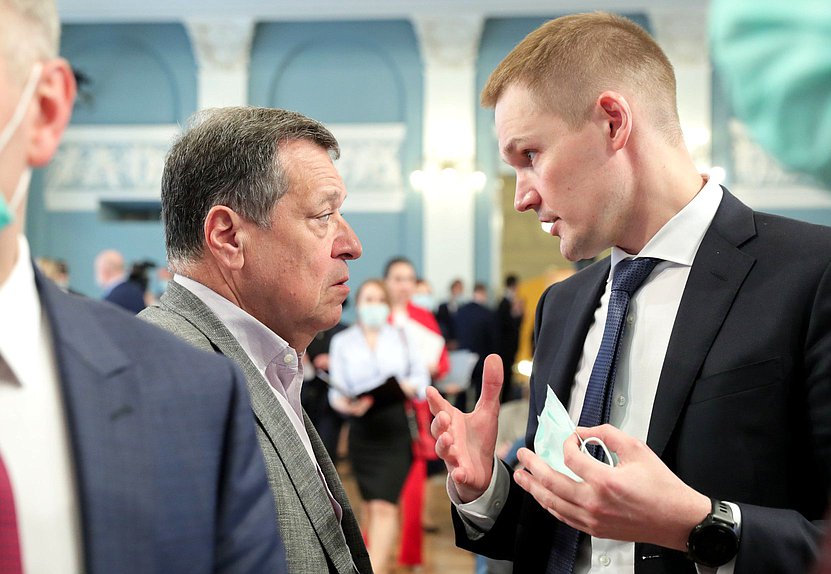 Председатель Комитета по бюджету и налогам Андрей Макаров и заместитель руководителя Аппарата Правительства РФ Александр Грибов