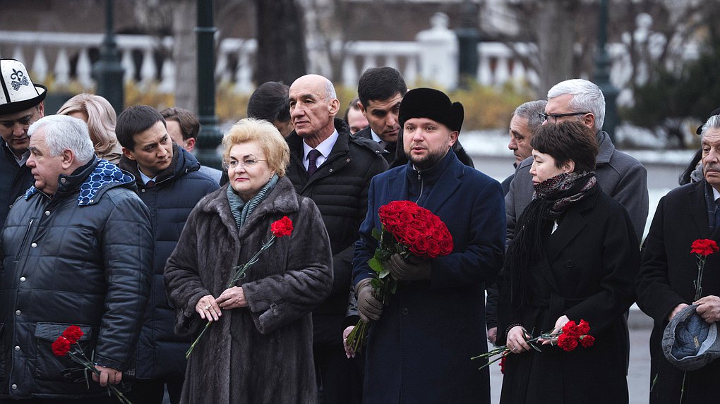 Церемония возложения цветов к Могиле Неизвестного солдата участниками Международной конференции «Роль взаимодействия фракций политических партий и блоков в межпарламентском сотрудничестве стран СНГ»