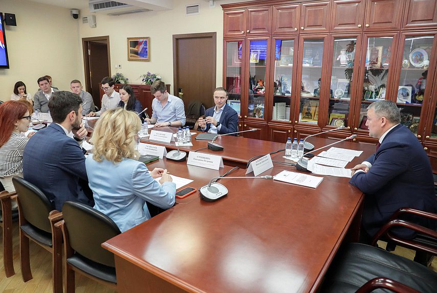 Круглый стол на тему «О проблемах оттока молодежи и о мерах поддержки молодых специалистов в регионах ДФО и Арктической зоны»