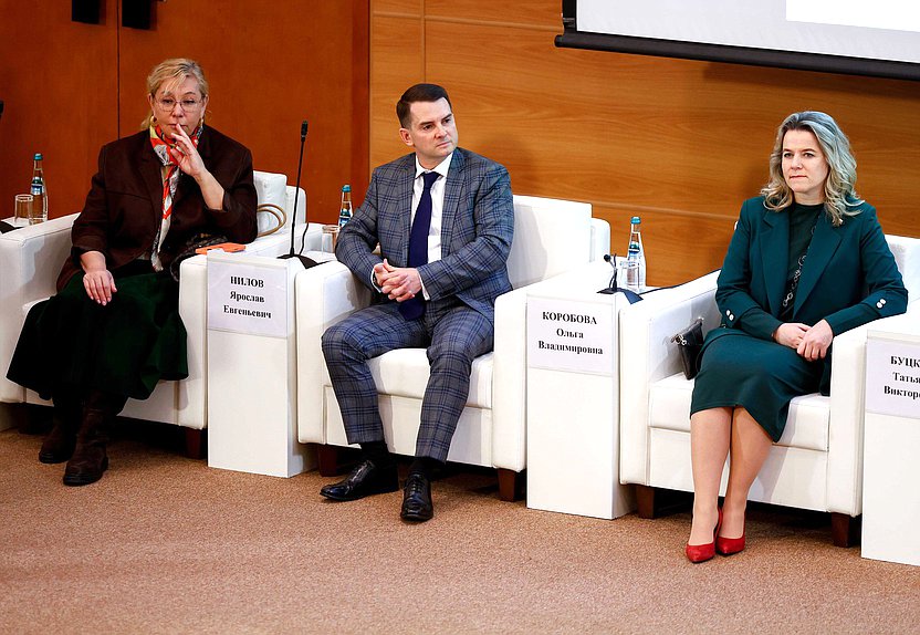 Председатель Комитета по труду, социальной политике и делам ветеранов Ярослав Нилов и член Комитета по защите семьи, вопросам отцовства, материнства и детства Ольга Коробова