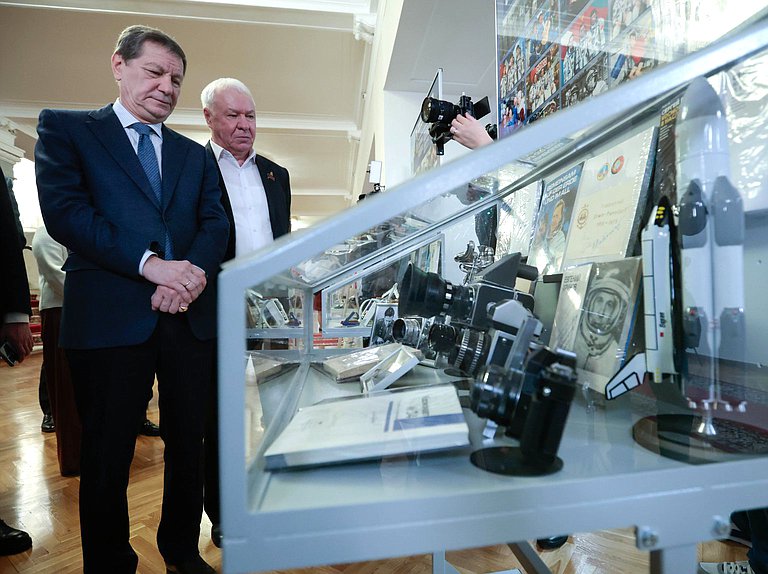 Первый заместитель Председателя Государственной Думы Александр Жуков и член Комитета по обороне Виктор Соболев