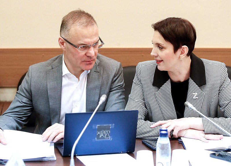 Заместители Председателя Комитета по экологии, природным ресурсам и охране окружающей среды Александр Коган и Жанна Рябцева