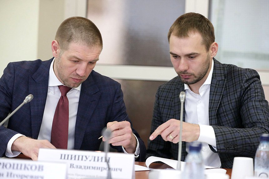 Первый заместитель Председателя Комитета по физической культуре и спорту Дмитрий Пирог и заместитель Председателя Комитета Антон Шипулин