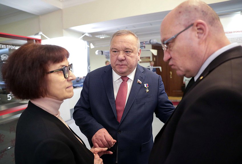 Дочь русского и советского конструктора стрелкового оружия Михаила Калашникова Елена Калашникова, Председатель Комитета по обороне Владимир Шаманов и глава Удмуртской Республики Александр Бречалов
