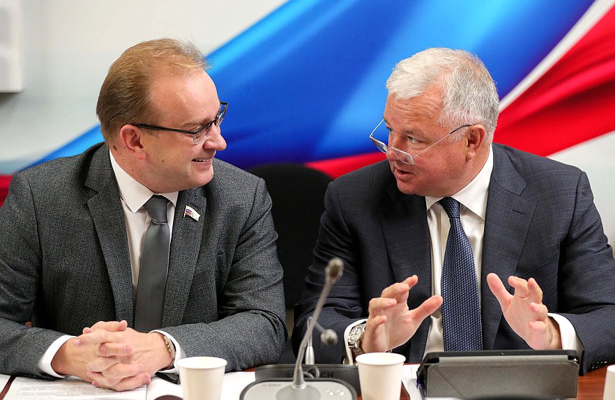 Члены Комитета по охране здоровья Михаил Кизеев и Олег Иванинский