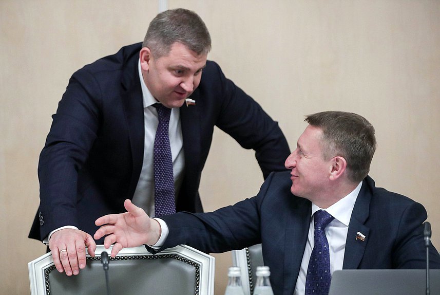 Заместитель Председателя Комитета по контролю Дмитрий Ламейкин и член Комитета Дмитрий Скриванов