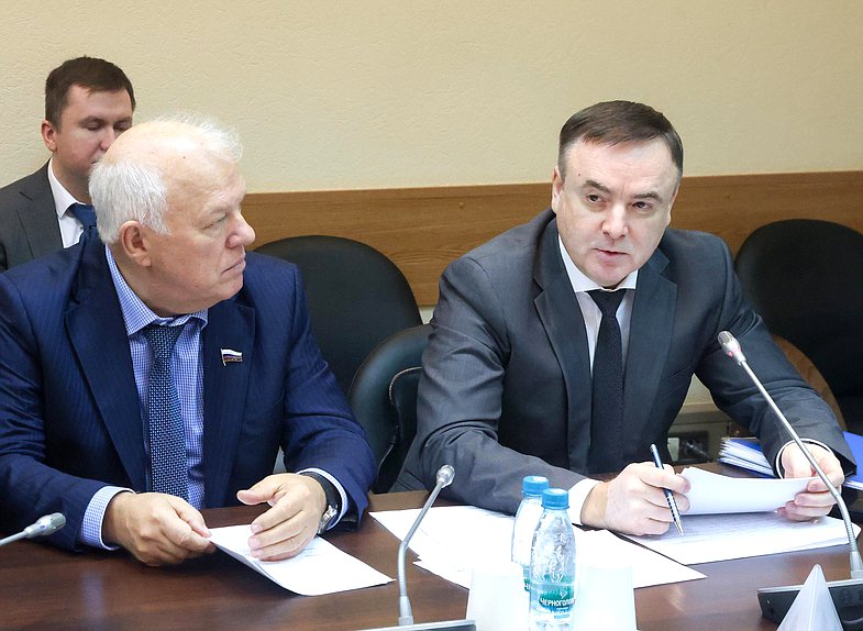 Заместитель Председателя Комитета по экологии, природным ресурсам и охране окружающей среды Анатолий Грешневиков (слева)