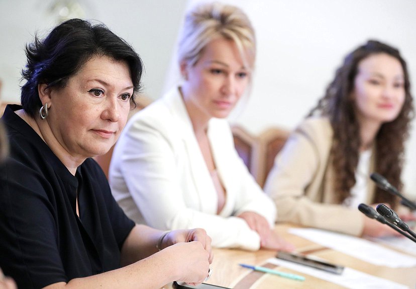 Круглый стол Комитета по молодежной политике на тему: «Участие женщин в российской политике: проблемы и перспективы»