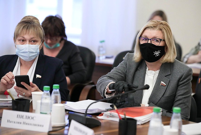 Члены Комитета по культуре Светлана Савченко и Наталия Пилюс
