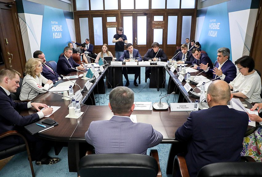 Встреча заместителя Председателя Правительства РФ Татьяны Голиковой и Министра труда и социальной защиты РФ Антона Котякова с членами фракции «Новые люди»