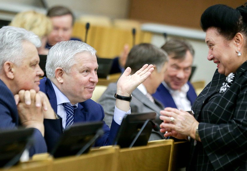 Член Комитета по аграрным вопросам Виктор Кидяев и член Комитета по контролю и Регламенту Раиса Кармазина