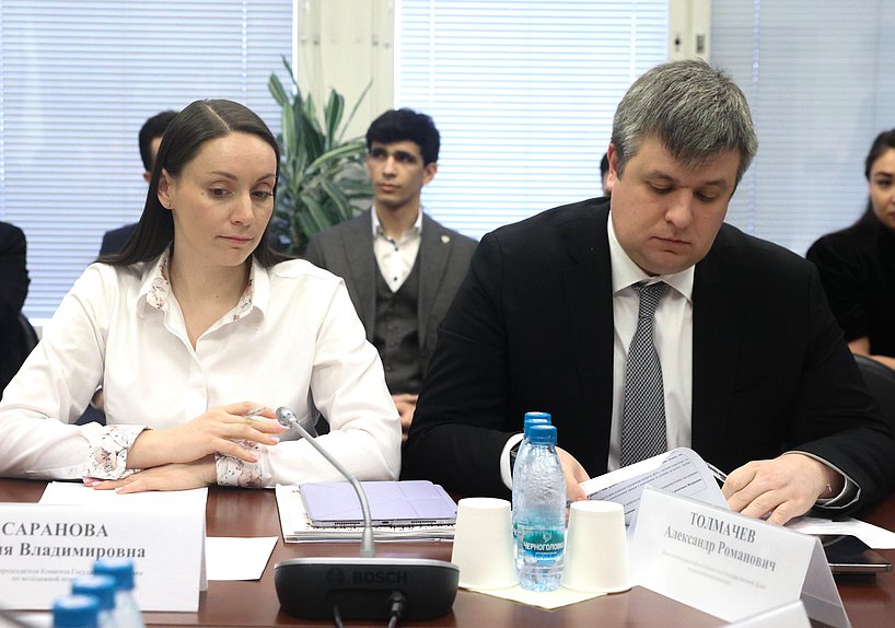 Заместители Председателя Комитета по молодежной политике Юлия Саранова и Александр Толмачев