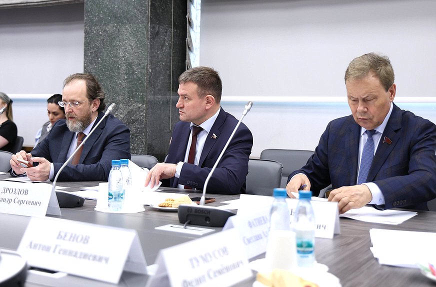 Первый заместитель Председателя Комиссии по Регламенту и обеспечению деятельности Государственной Думы Андрей Кузнецов, заместитель Председателя Комитета по промышленности и торговле Александр Дроздов и Первый заместитель Председателя Комитета по экономической политике Николай Арефьев