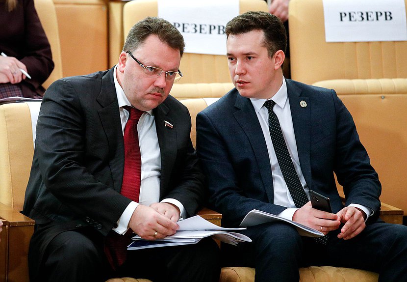 Заместитель Председателя Комитета по экономической политике Артем Кирьянов (слева)