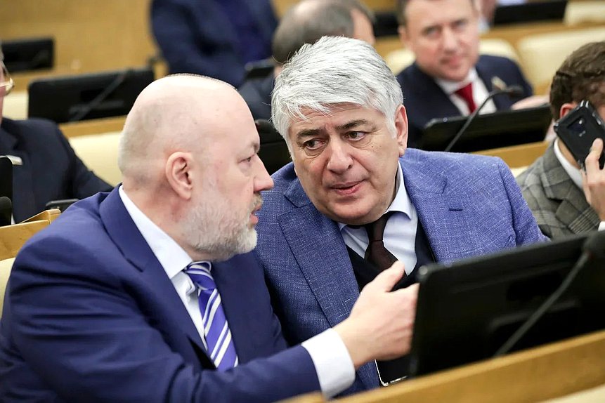 Председатель Комитета по государственному строительству и законодательству Павел Крашенинников и член Комитета по государственному строительству и законодательству Отари Аршба