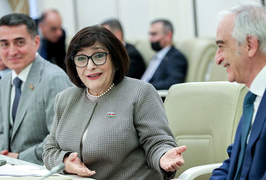 Председатель Милли Меджлиса Азербайджанской Республики Сахиба Гафарова и Чрезвычайный и Полномочный Посол Азербайджанской Республики в РФ Полад Бюль-Бюль оглы