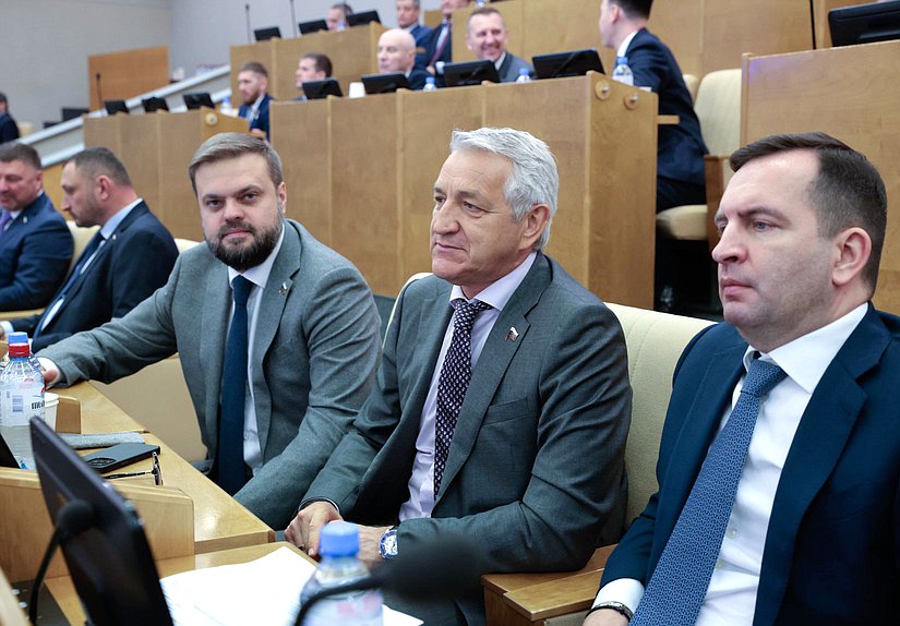 Члены фракции "Единая Россия" Артем Туров, Леонид Огуль и Андрей Булгаков