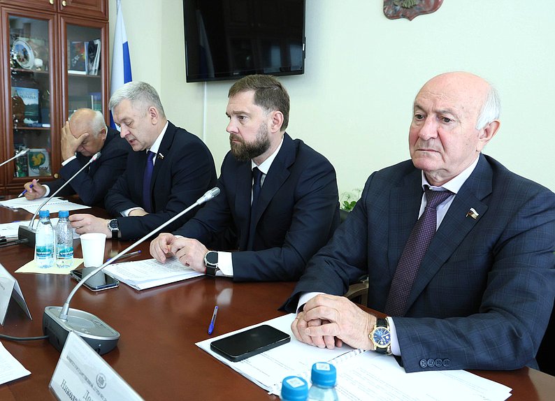 Председатель Комитета по делам национальностей Владимир Иванов, руководитель Федерального агентства по делам национальностей Игорь Баринов и заместитель Председателя Комитета по делам национальностей Николай Долуда