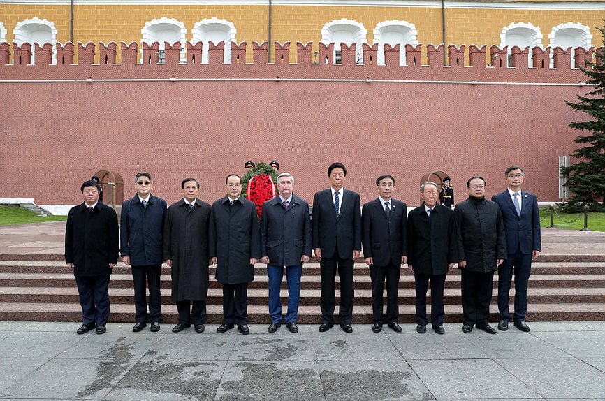 Первый заместитель Председателя Государственной Думы Иван Мельников и Председатель Постоянного комитета Всекитайского собрания народных представителей КНР Ли Чжаньшу возложили цветы к Могиле Неизвестного солдата