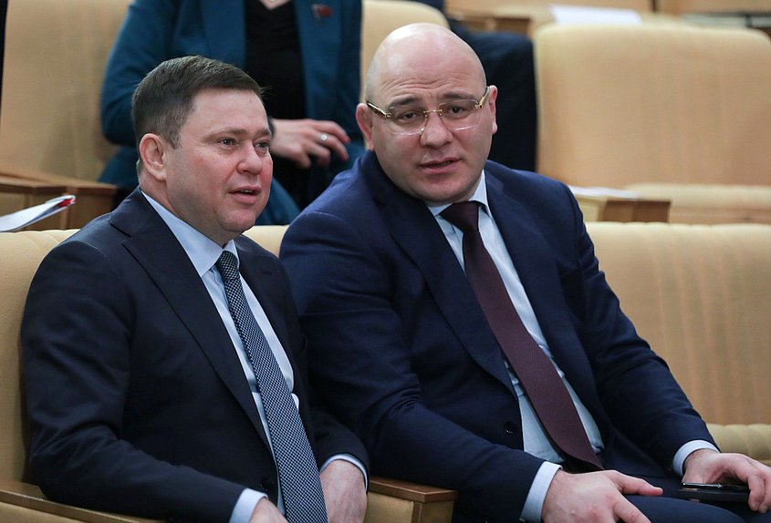 Заместитель Председателя Комитета по туризму и развитию туристической инфраструктуры Сергей Кривоносов и член Комитета по экологии, природным ресурсам и охране окружающей среды Артур Таймазов