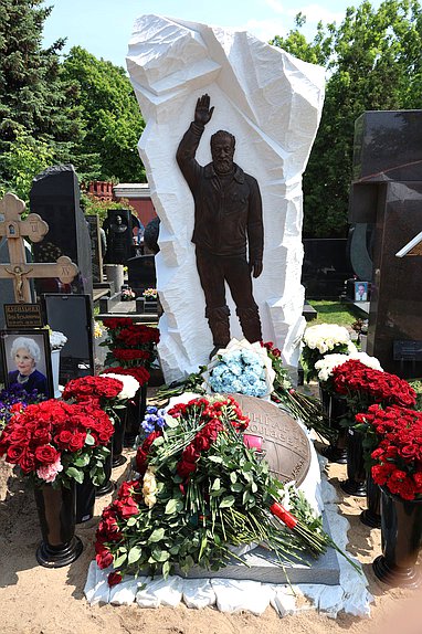 Торжественная церемонии открытия памятника А.Н. Чилингарову
на Новодевичьем кладбище