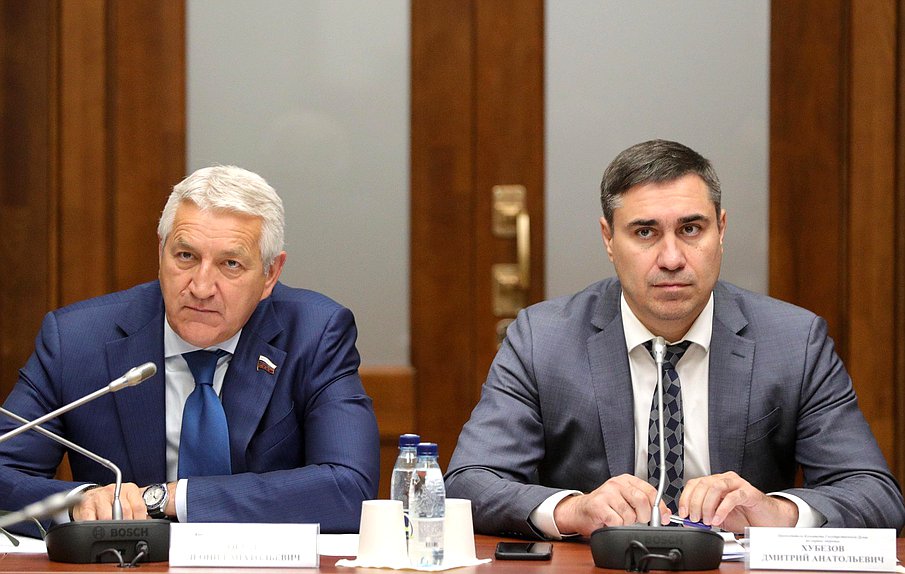 Первый заместитель Председателя Комитета по охране здоровья Леонид Огуль и Председатель Комитета Дмитрий Хубезов