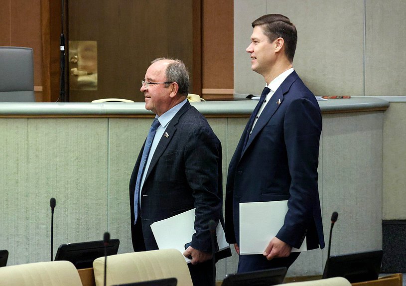 Член Комитета по бюджету и налогам Виктор Селиверстов и заместитель Председателя Комитета по экономической политике Сергей Алтухов