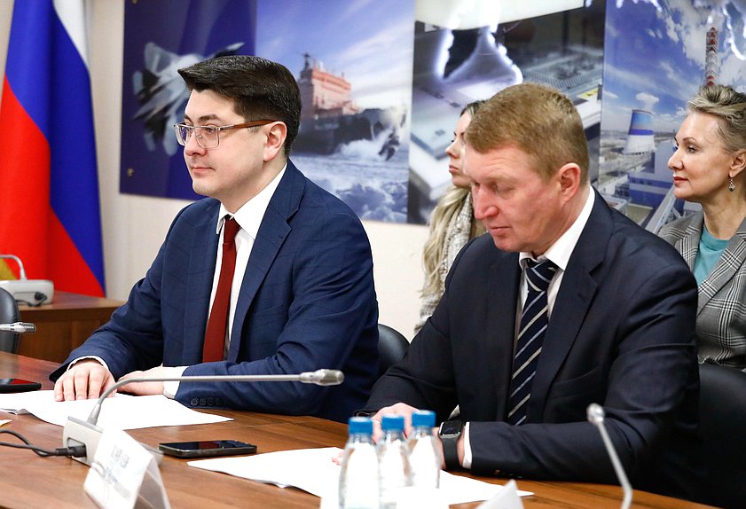Заместитель Председателя Комитета по промышленности и торговле Александр Спиридонов и член Комитета Алексей Канаев