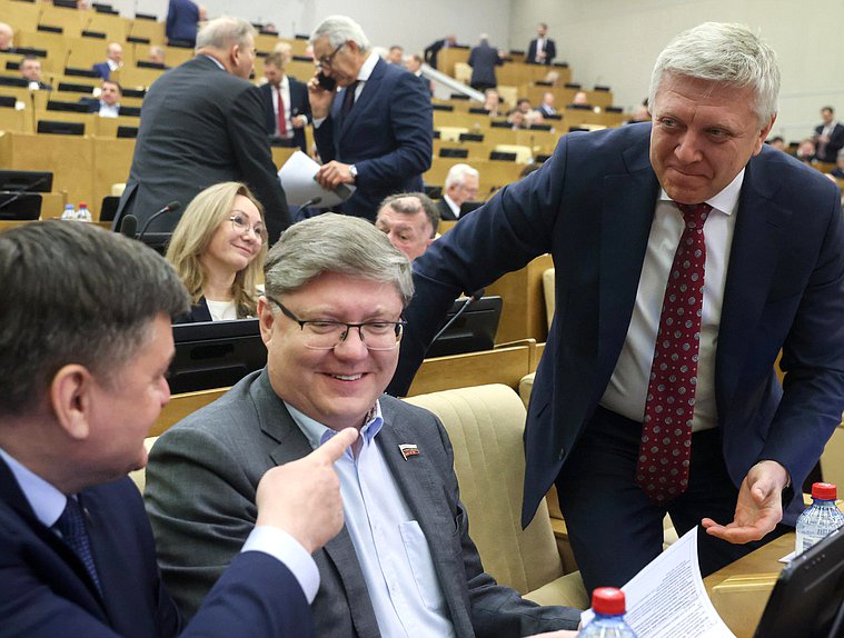 Член Комитета по труду, социальной политике и делам ветеранов Андрей Исаев и заместитель Председателя Комитета по государственному строительству и законодательству Дмитрий Вяткин