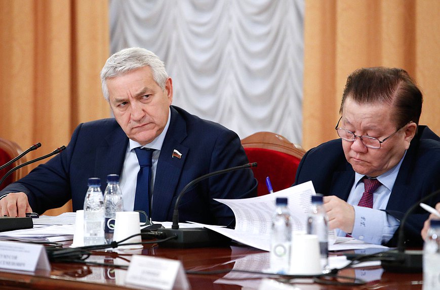 Первые заместители Председателя Комитета по охране здоровья Леонид Огуль и Федот Тумусов