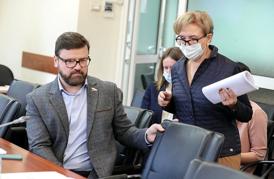 Заместитель Председателя Комитета по энергетике Наталья Назарова и член Комитета Юрий Станкевич