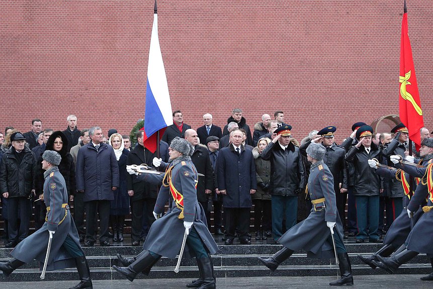 Возложение цветов к Могиле Неизвестного Солдата и к памятнику Г.К. Жукову в День защитника Отечества