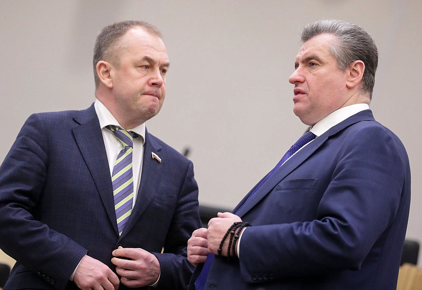 Заместитель Председателя Комитета по экономической политике Станислав Наумов и руководитель фракции ЛДПР Леонид Слуцкий