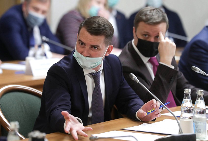 Председатель Комитета по труду, социальной политике и делам ветеранов Ярослав Нилов и Председатель Комитета по региональной политике и местному самоуправлению Алексей Диденко