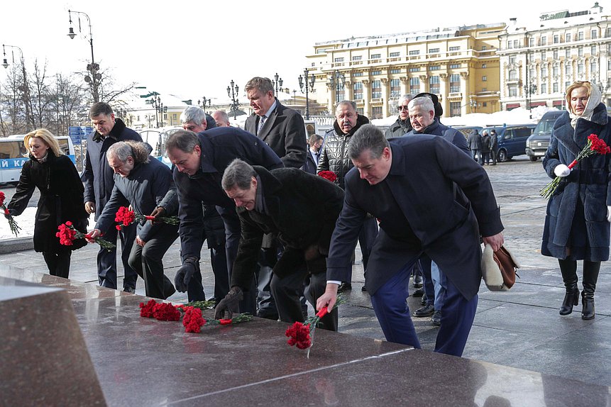 Возложение цветов к Могиле Неизвестного Солдата и к памятнику Г.К. Жукову в День защитника Отечества