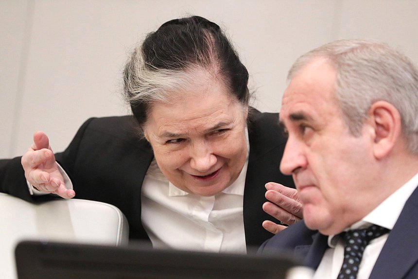 Председатель Комиссии по обеспечению жилищных прав граждан Галина Хованская и заместитель Председателя Государственной Думы Сергей Неверов