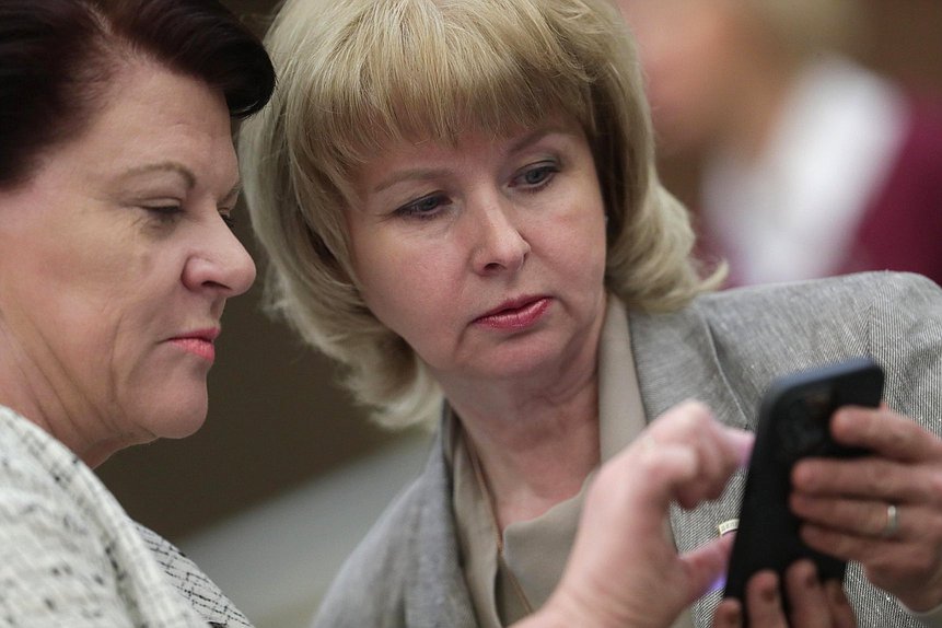 Заместитель Председателя Комитета по труду, социальной политике и делам ветеранов Марина Оргеева и член Комитета по охране здоровья Вероника Власова