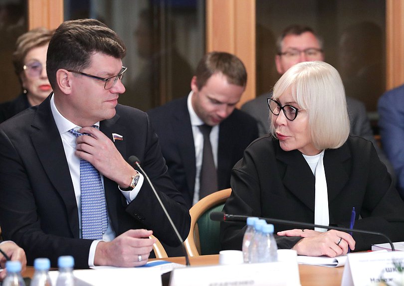 Первые заместители Председателя Комитета по экономической политике Денис Кравченко и Надежда Школкина